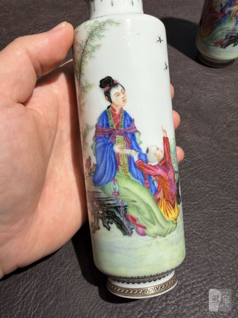 民国 叶震嘉绘珐琅彩仕女图筒瓶一对 - 图11